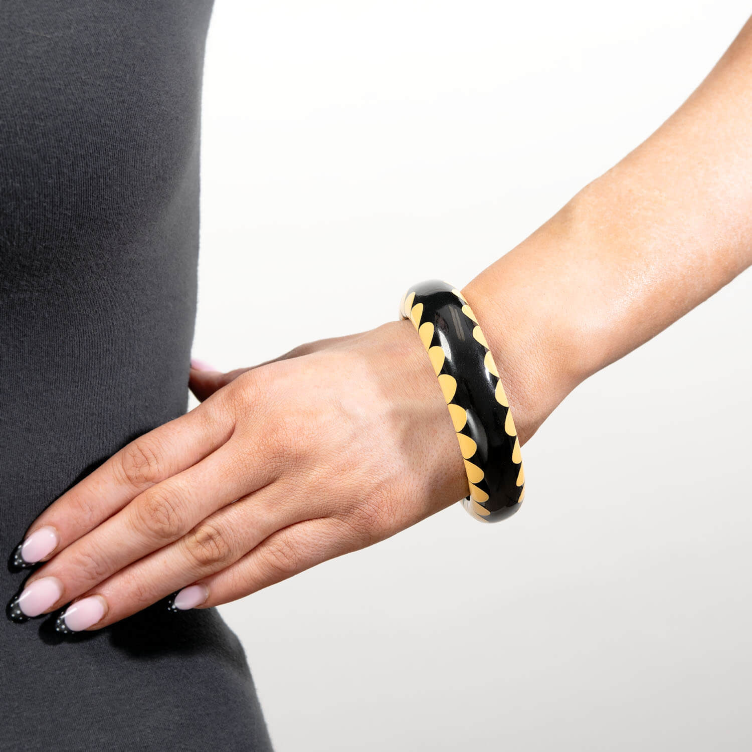 Retro Bakelite Cream Corn and Black Bangle