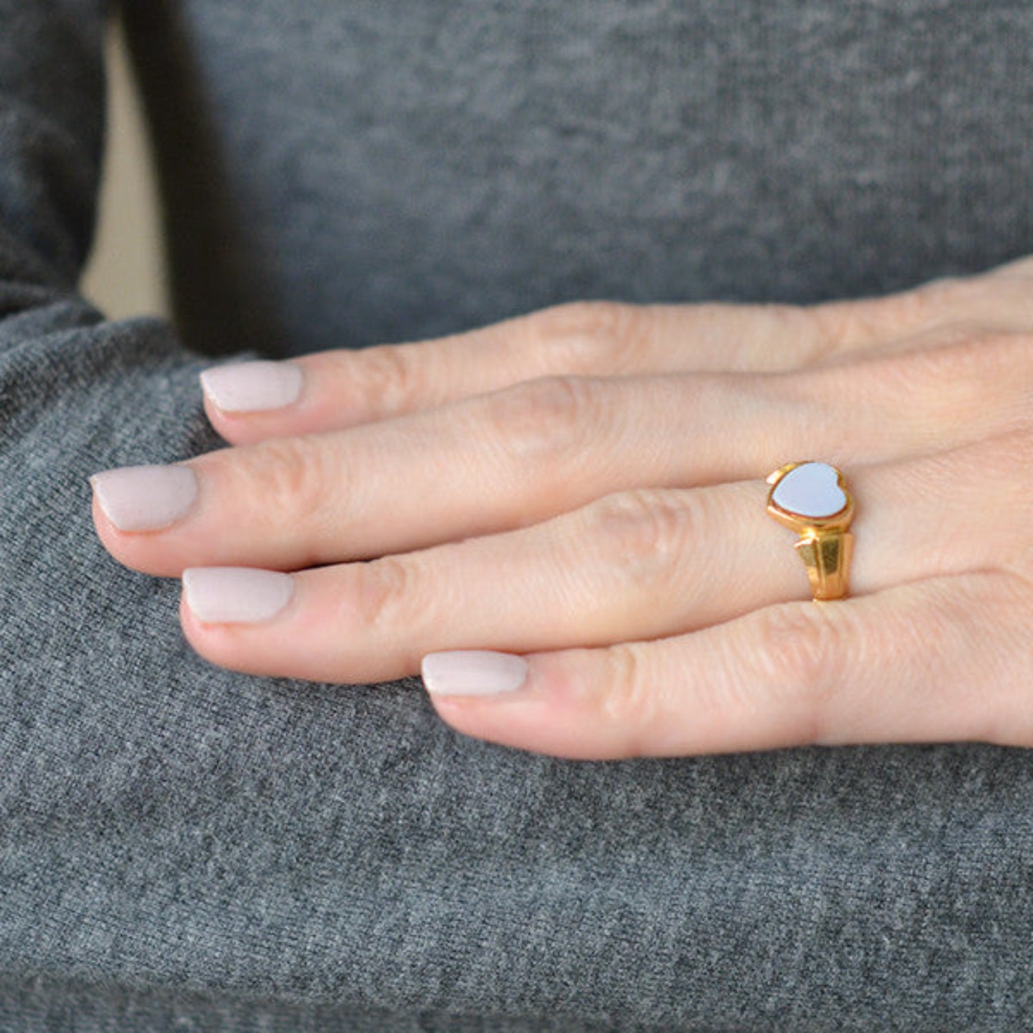 Art Nouveau 18kt Yellow Gold Banded Agate Heart Ring